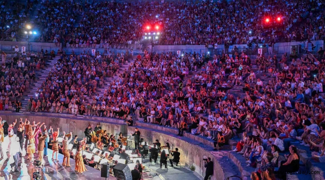 8. Efes Fest. 'Açılış Temsilleri Kapalı Gişe' 