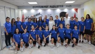 Başkan Mutlu şampiyon kızları ağırladı: Sizinle gurur duyuyoruz 