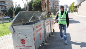 Bayraklı'da haşereyle mücadele sürüyor 