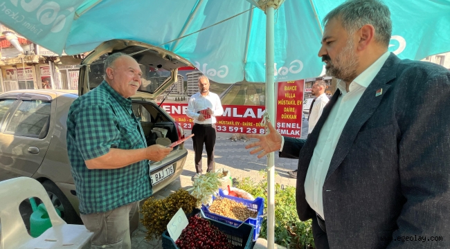 CHP İzmir Hemşehrileri ile Sokakta Bayramlaşıyor Broşür Dağıtıyor