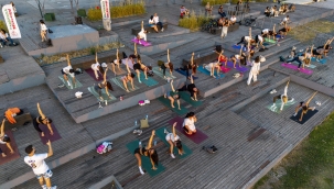 Karşıyaka'da gün batımında yoga buluşması 