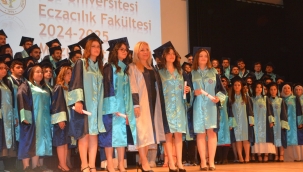 EÜ Eczacılık Fakültesi 2025 mezunlarını uğurladı 
