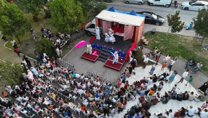 Karabağlar’da Çocuklar Sahnede Parladı: Ekran Kapandı, Eğlence Başladı! 