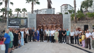 Madımak Katliamında Hayatını Kaybedenler Karabağlar'da Anıldı 