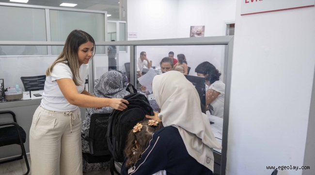 Bornova'da minik öğrencilere kırtasiye desteği 