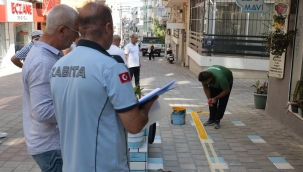 Konak'ta kaldırım işgaline sarı çizgi 