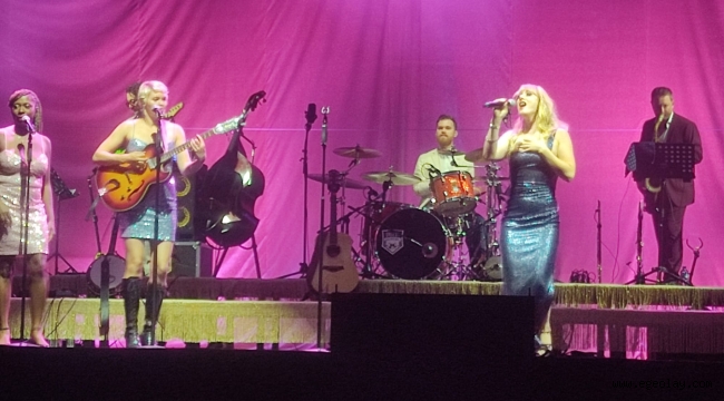 İzmir’de Retro rüzgârı: Postmodern Jukebox açıkhavada büyüledi