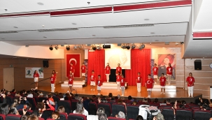 Çiğli Belediyesi Gençlik Tiyatrosu'ndan Cumhuriyet'e Adanan Gösteri 