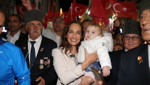 Karşıyaka, Cumhuriyet’in ışığında tek yürek oldu! 