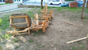 Konak Belediyesi'nin baştan sona yenilediği parktaki banklar paramparça edildi 