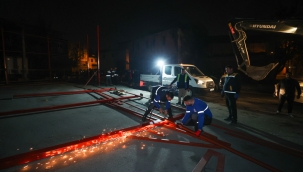 Buca Belediyesi'nden Hazine Arazisinde Kaçak Yapıya Gece Operasyonu 