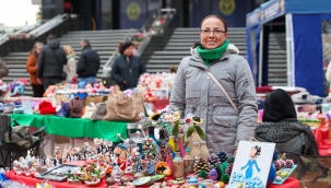Buca’da yeni yıl pazarına büyük ilgi 