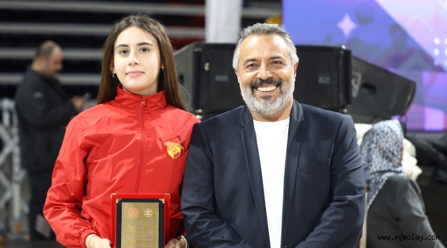 Göztepe Eskrim Sporcusu Eylül Bedük, "Sporun Enleri"nde Ödüle Layık Görüldü 