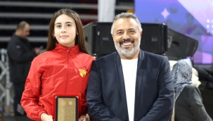 Göztepe Eskrim Sporcusu Eylül Bedük, "Sporun Enleri"nde Ödüle Layık Görüldü 