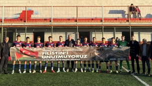 İzmir Amatör Ligi'nde Gazze İçin Anlamlı Destek: Sahaya Pankartla Çıktılar 