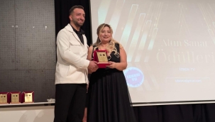 İzmir'de Yıldızlar Geçidi: Altın Sanat Ödülleri Sahiplerini Buldu 