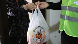 Seferihisar'da yeni yılın adı: Dayanışma; 300 aileye yılbaşı paketi desteği 