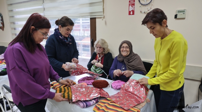 İyilik örüyor, çocukların yüreklerini ısıtıyorlar 