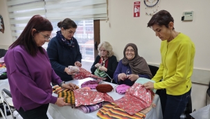 İyilik örüyor, çocukların yüreklerini ısıtıyorlar 