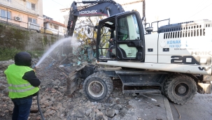 Konak’ta metruk bina yıkımları sürüyor 