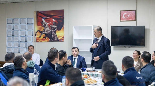 Başkan Tugay, mesaiye emekçi ile başladı 