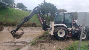 Çeşme’de şiddetli yağışa karşı kesintisiz mücadele 