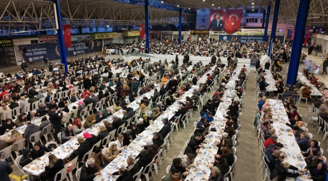 Balçova'da Kadir Gecesi'nde Dayanışma Sofrası Kuruldu 