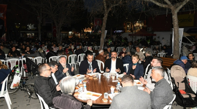 Çiğli'de Kadir Gecesi'nde Binler Aynı Sofrada Buluştu 