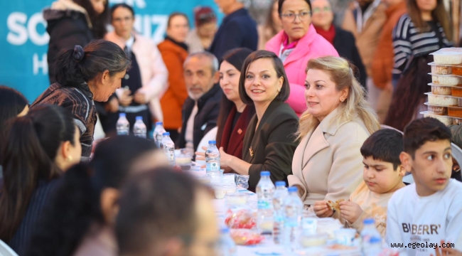Karabağlar 'daki iftar buluşmasına CHP Kadın Kolları Genel Başkanı Asu Kaya konuk oldu