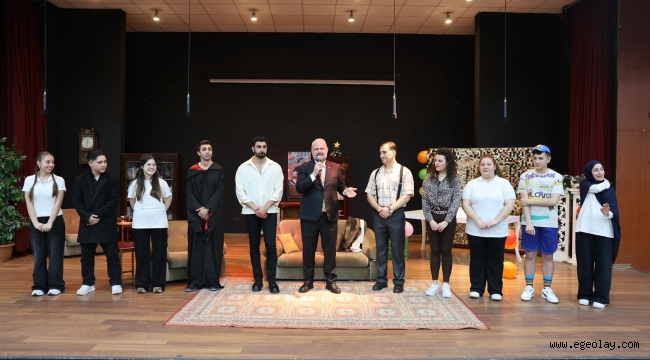 Menemenli oyuncular sahnede yıldızlaştı 