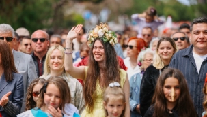 15. Uluslararası Alaçatı Ot Festivali'nin görkemli korteji ve 23 Nisan gururu bir arada 