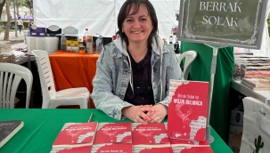 Berrak Solak İzmir Kitap Fuarında İmza Gününde Okuyucularla Buluştu