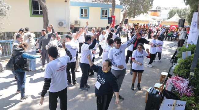 Konak'ta Otizm Farkındalık Günü'nde 'Biz de Varız' dediler 