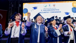 Balçova'da Mezuniyet Coşkusu: 3. Yaş Üniversitesi'nde Kepeler Umuda Atıldı