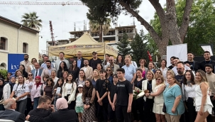 İzmir'de Gençlerin Sessiz Çığlığına Kulak Verildi: "Görünmeyeni Görmek"