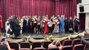 İzmir'de Yürekleri Isıtan Vefa: Geleceğe Yön Veren Anneler Ödüllendirildi