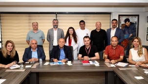 İZSİAD'dan çalışan sağlığı için örnek tarama projesi Kolon kanserinde erken teşhis için test kitleri dağıtıldı