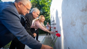 Nazım Hikmet Konak'ta heykeli başında düzenlenen törenle anıldı 