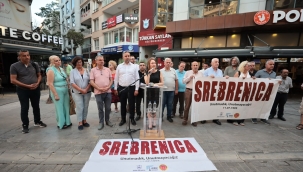 Srebrenitsa'da katledilen canlar Konak'ta anıldı